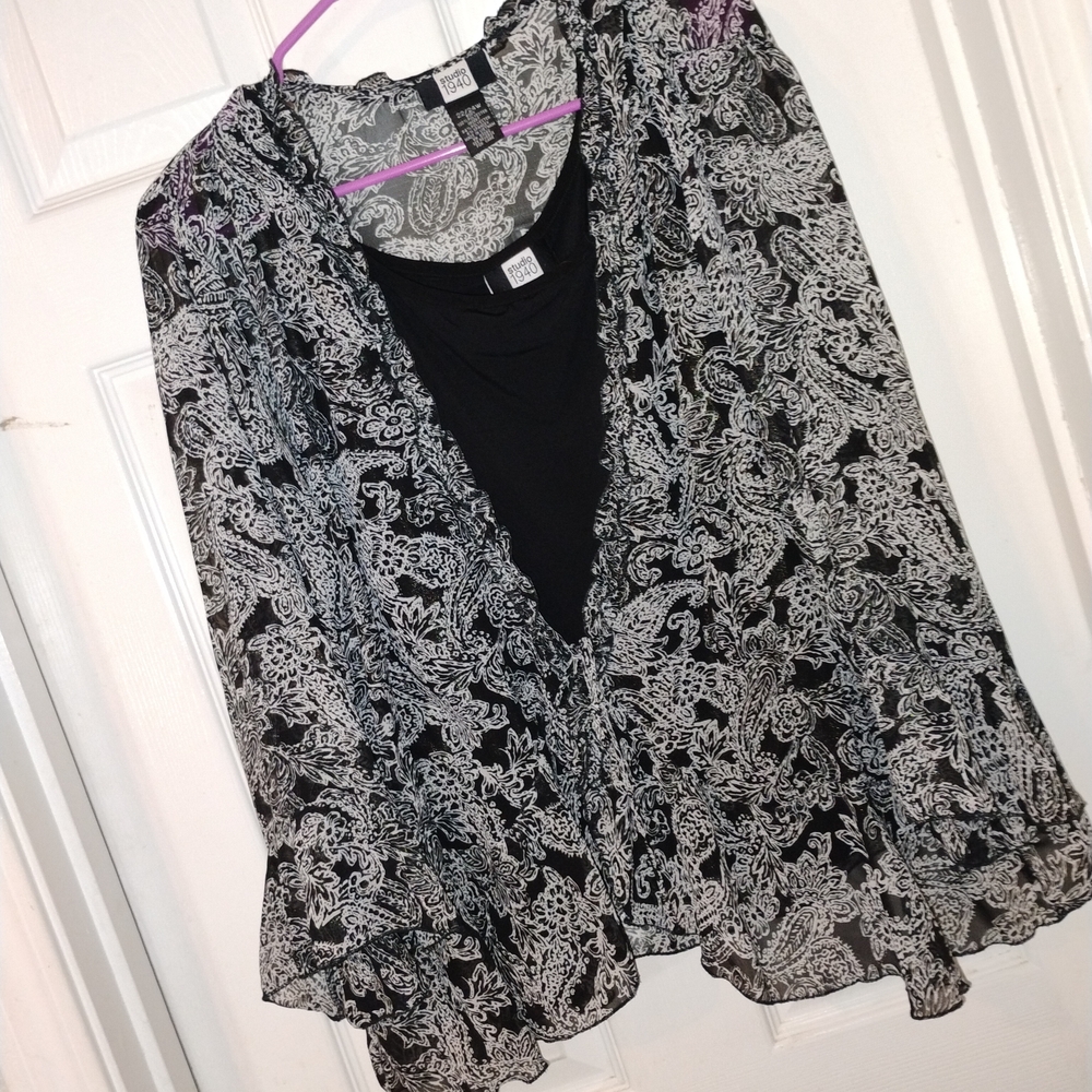 ❤️Studio 1940 Black and White Floral Blouse 22/24 PTP 26" - Picture 2 of 3